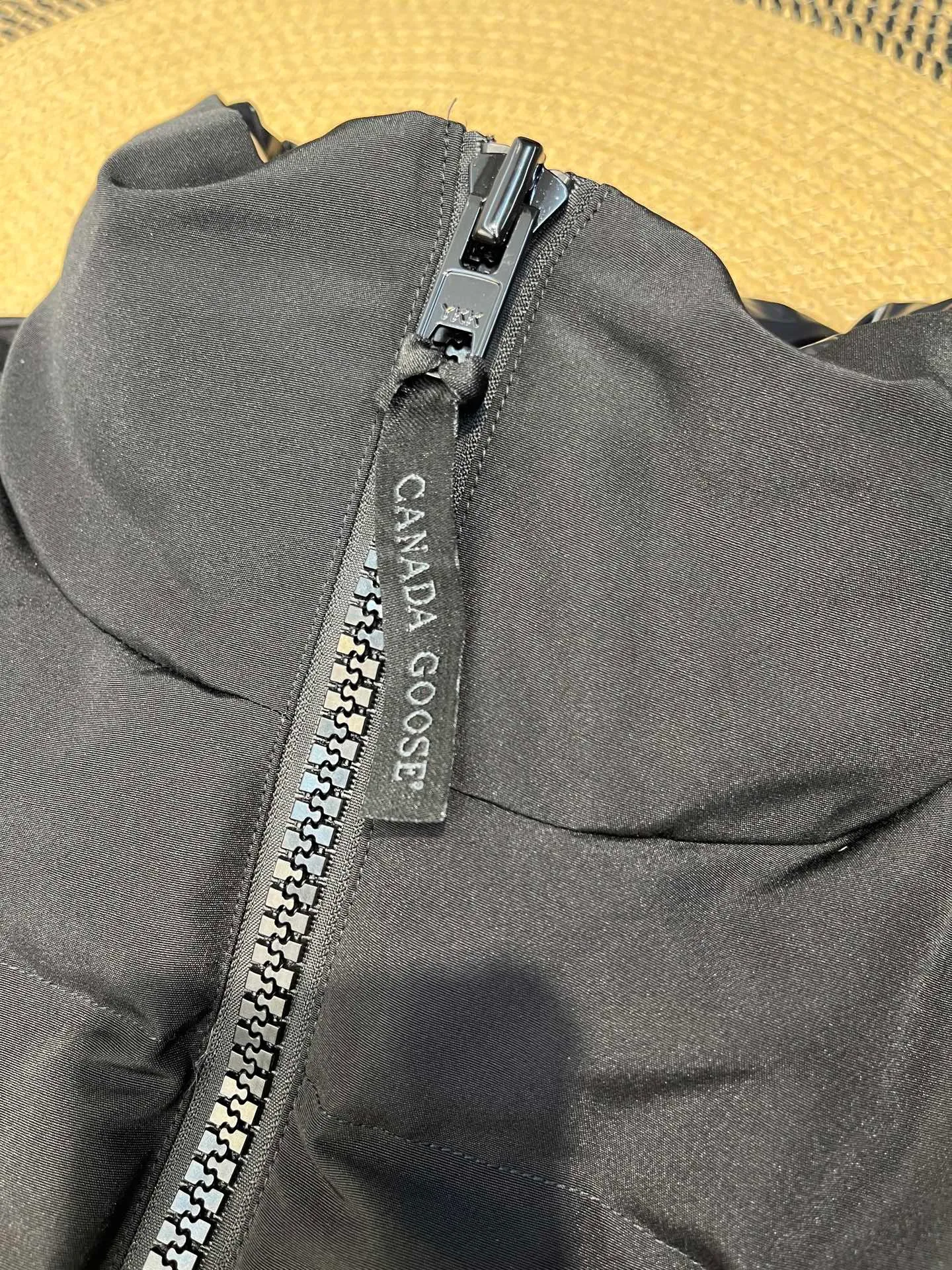 P660 Canadian Grandview black label women's short vest.  Constructed from Arctic Tech recycled fabric®, it features a cinchable hem for sleek styling and storage. Color: Polaris white, black, beige, soft light pink.  Size: s-xl